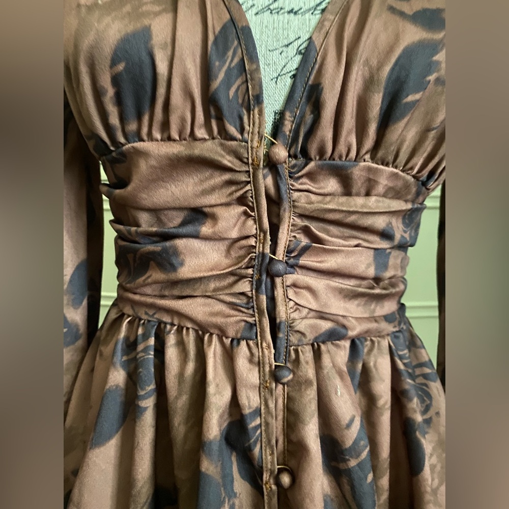 Pretty Little Thing brown cinched waist floral digital rose dress button down - Picture 4 of 17